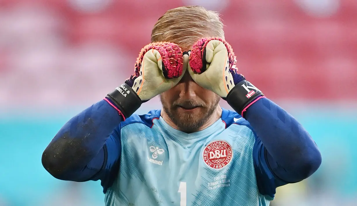 Ekspresi penjaga gawang Denmark Kasper Schmeichel usai pertandingan Grup B Euro 2020 antara Denmark melawan Belgia di Stadion Parken, Kopenhagen, Kamis (17/6/2021). (Foto: AFP/Pool/Stuart Franklin)