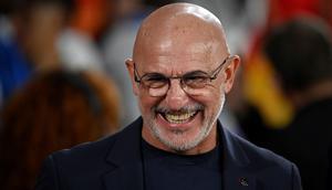 Luis de la Fuente akan bekerja sebagai pelatih kepala Timnas Spanyol hingga 2028 setelah mereka bersepakat melakukan perpanjangan kontrak. (AFP/Miguel Riopa)
