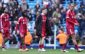 Pemain Liverpool, dipimpin Virgil van Dijk (kanan), meninggalkan lapangan setelah kalah telak 0-4 dari Man City dalam laga perempat final Piala FA 2025/2026 di Etihad Stadium, Sabtu (4/4/2026). (AP Photo/Jon Super)