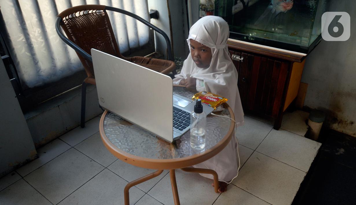 Fatma Azaidah, Kelas 2 SDIT As Salamah sedang mengikuti pembelajaran zoom atau online hari pertama masuk ajaran baru 2020/2021 di rumah di kawasan Pondok Benda, Pamulang, Tangerang Selatan, Banten, Senin (13/7/2020). (merdeka.com/Dwi Narwoko)