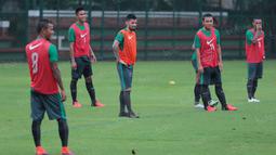 Para pemain timnas Indonesia terlihat santai saat berlatih di Lapangan Sekolah Pelita Harapan, Karawaci, (11/10/2016). (Bola.com/Nicklas Hanoatubun)