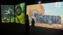 Dibuat oleh Grande Experiences, pameran itu memberikan kesempatan bagi pengunjung untuk menikmati lukisan Van Gogh dengan multisensosi, perpaduan cahaya, warna, suara, dan aroma semarak. (merdeka.com/Arie Basuki)