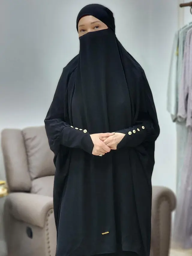 Maia Estianty kenakan hijab (Instagram/maiaestiantyreal)