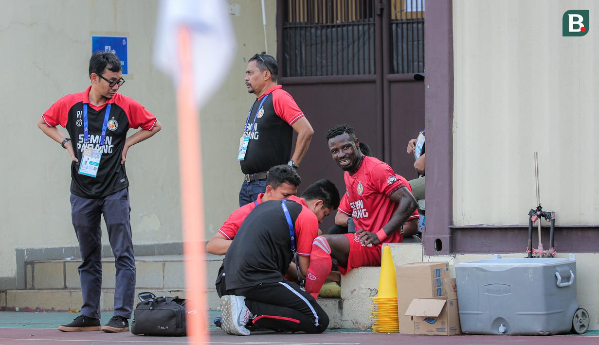 Pemain Semen Padang, Ikechukwu Kenneth Ngwoke mendapatkan pertolongan pada laga lanjutan BRI Liga 1 2024/2025 melawan PSS Sleman di Stadion STIK, Jakarta, Senin (26/08/2024). (Bola.com/Bagaskara Lazuardi)