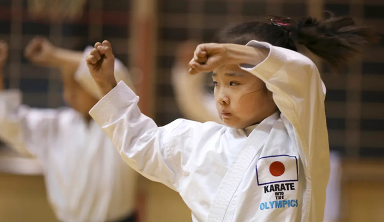 Mahiro Takano, anak perempuan asal Jepang berlatih karate di Nagaoka, Niigata, 18 November 2015. Beberapa waktu yang lalu juara karate berusia 9 tahun itu muncul dalam video klip terbaru dari penyanyi Australia, Sia yang berjudul Alive. (dailymail.co.uk)