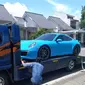 Mobil Porsche Doni Salmanan yang berwarna biru muda disita Bareskrim Polri. (Merdeka.com)