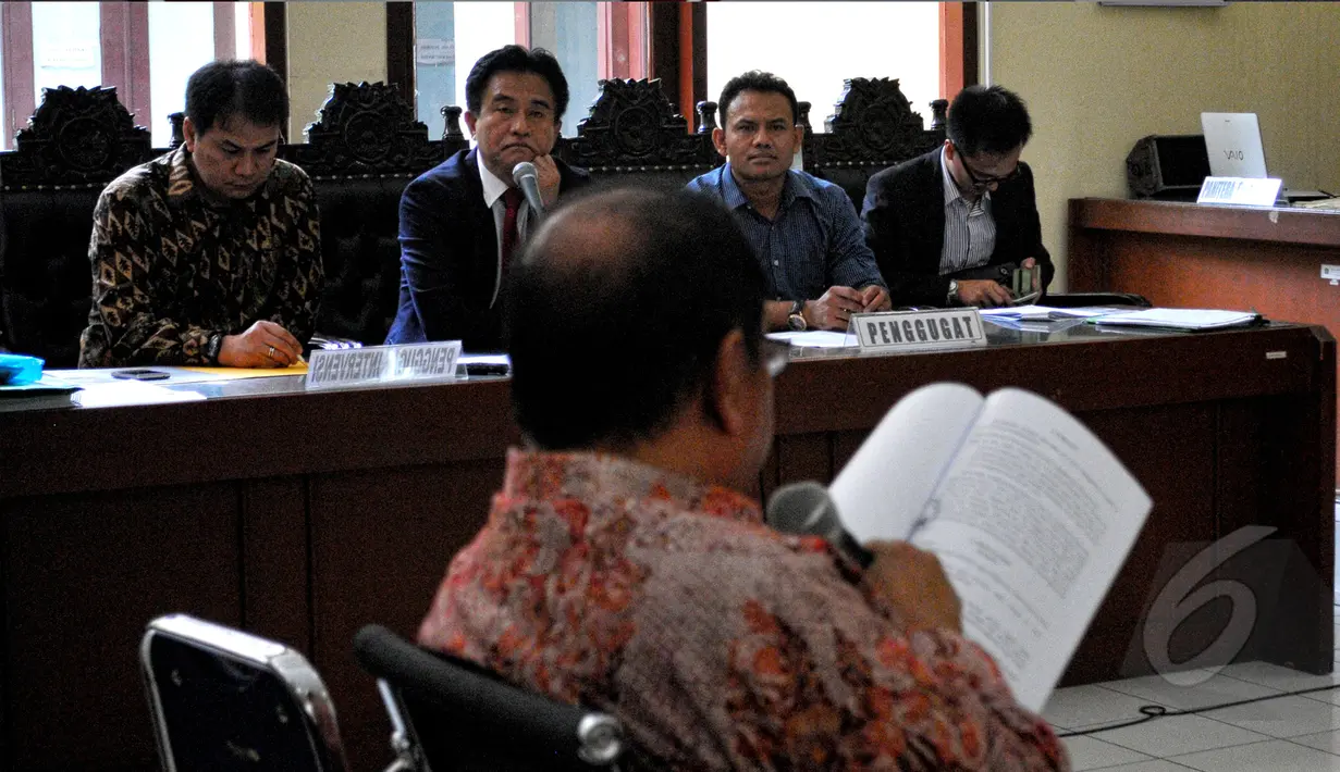 Tim kuasa hukum Partai Golkar kubu Aburizal Bakrie memperhatikan penjelasan Zainal Arifin Husein saat menjadi saksi ahli dalam sidang kasus sengketa Partai Golkar di PTUN Jakarta Timur, Senin (4/5/2015). (Liputan6.com/Yoppy Renato) 