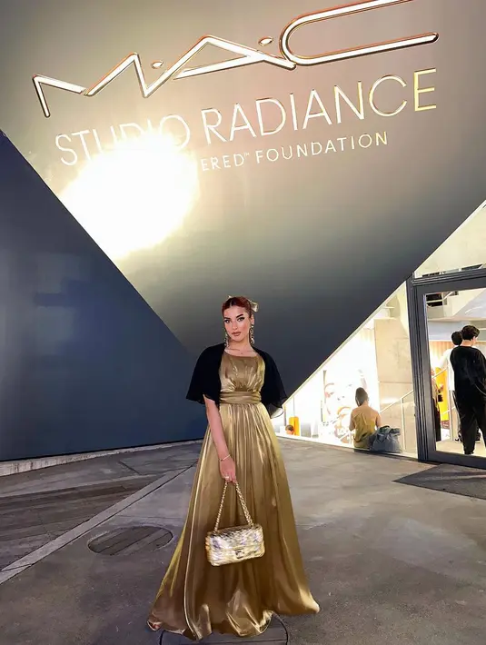 Gaun tersebut sukses bikin penampilan Tasya bersinar di tengah gelapnya malam hari. [Instagram/tasyafarasya]