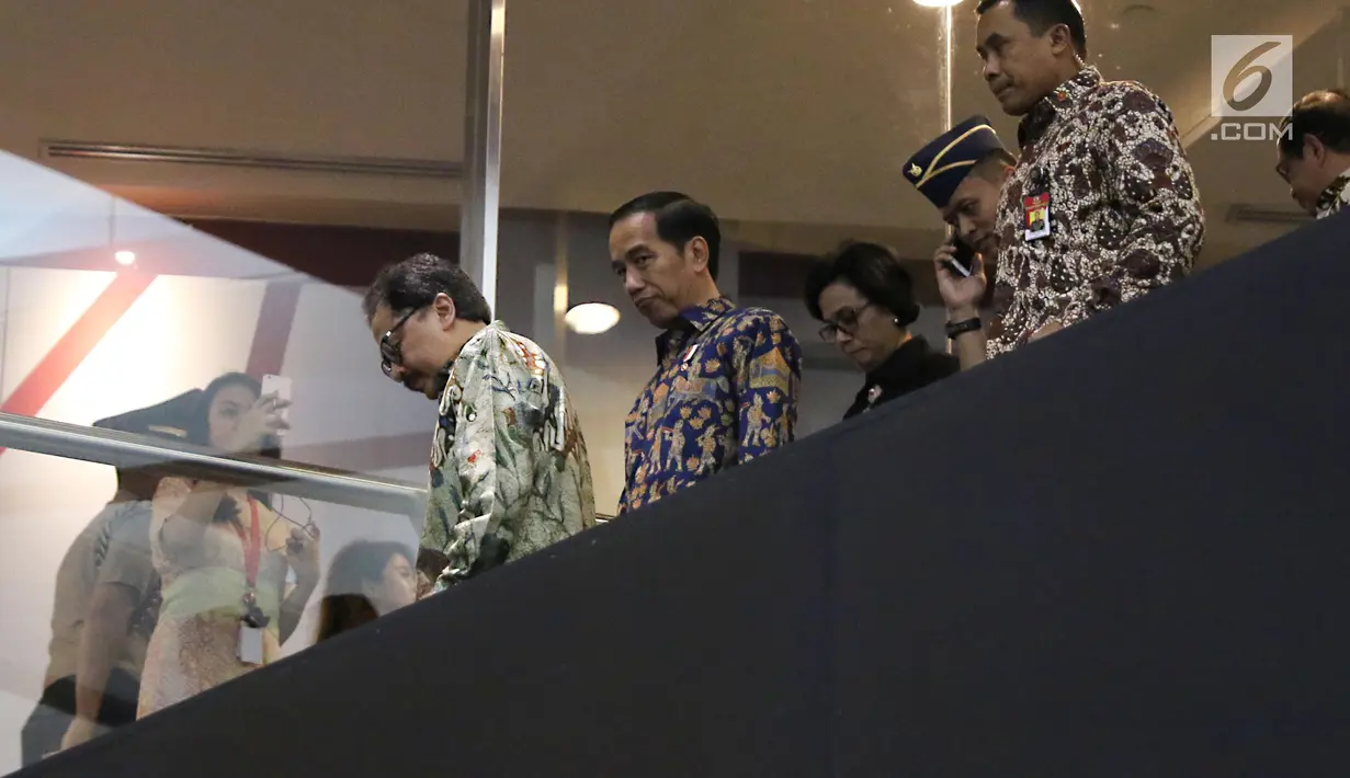 Presiden Joko Widodo didampingi Menteri Keuangan Sri Mulyani saat melihat pergerakan IHSG pasca Idul Fitri di Bursa Efek Indonsia, Jakarta, Selasa (4/7). (Liputan6.com/Angga Yuniar)