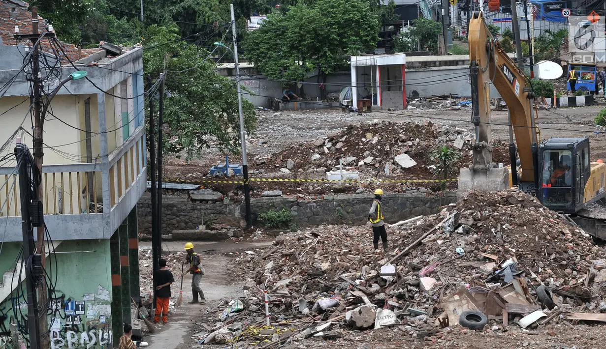 Petugas mengoperasikan alat berat membongkar bangunan permukiman di kawasan Rawa Bunga, Jakarta, Rabu (13/3). Pembongkaran bangunan dilakukan untuk lahan pembangunan Tol Becakayu seksi 1a rute Casablanca-Cipinang Melayu. (merdeka.com/Iqbal S. Nugroho)