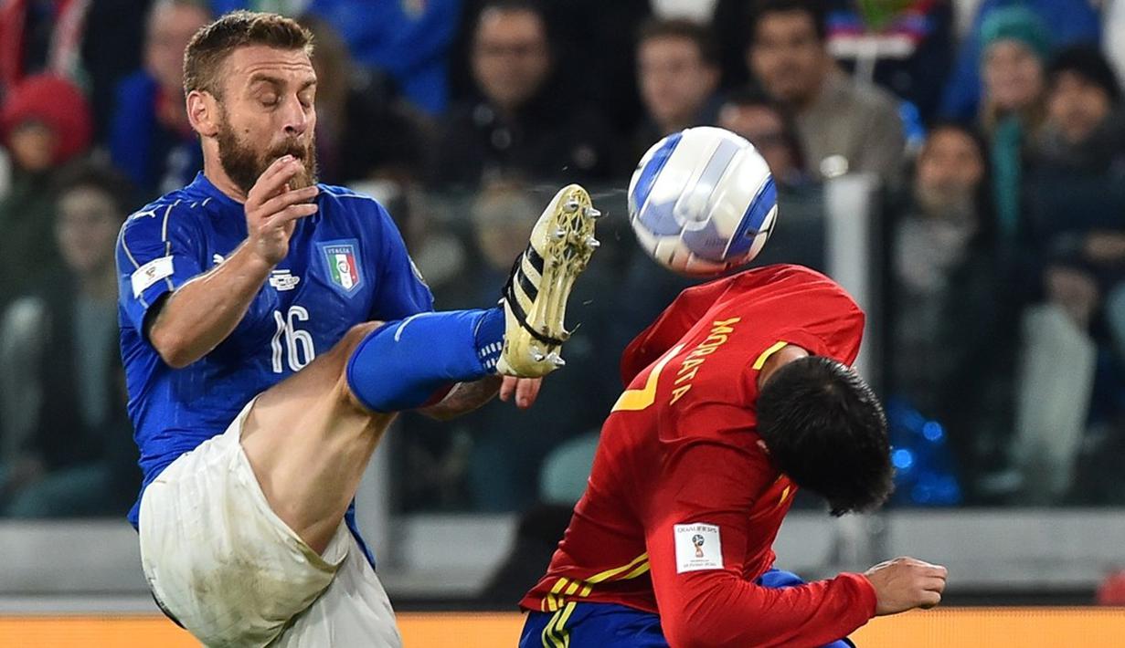 Pemain Italia, Daniele De Rossi (kiri), berebut bola dengan pemain Spanyol, Alvaro Morata, dalam laga Grup G kualifikasi Piala Dunia 2018 di Juventus Stadium, Jumat (7/10/2016) dini hari WIB. (AFP/Giuseppe Cacace)