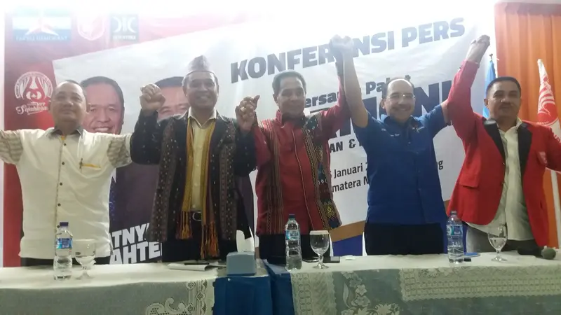 Benny K Harman dan pasangannya di Pilkada NTT 2018 selepas memberi keterangan pers (Liputan6.com/ola Keda)