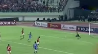 Persija dan Persib tampil agresif dan saling menekan di Stadion Manahan, Solo.