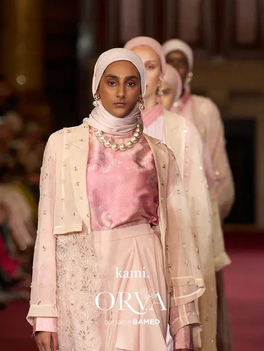 Adapun palet warna yang digunakan yaitu biru, peach, dan coklat yang selaras dengan gaya urban dan chic warga London [Dok/Kami]