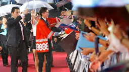 Tom Holland menyapa penggemar yang hadir di pemutaran perdana film “Spider-Man: Homecoming” di Tokyo, Senin (7/8). Pemeran Peter Parker ini datang mengenakan baju tradisional Jepang ‘Happi’ atau lebih dikenal dengan kimono. (Shizuo Kambayashi /AP)