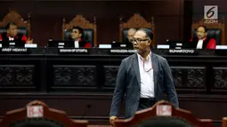 Mantan Komisioner KPK, Bambang Widjojanto menghadiri sidang lanjutan perkara pengujian UU MD3 terkait hak angket KPK di Mahkamah Konstitusi (MK) Jakarta, Selasa (5/9). Bambang menyampaikan pendapatnya sebagai ahli dalam sidang. (Liputan6.com/Johan Tallo)