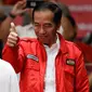 Presiden Joko Widodo memberi semangat kepada atlet wushu Lindswell Kwok saat beraksi pada Asian Games 2018 di JIExpo, Jakarta, Senin, (20/8). Lindswell meraih medali emas setelah berhasil mengumpulkan poin tertinggi yaitu 19.50. (AP Photo/Aaron Favila)