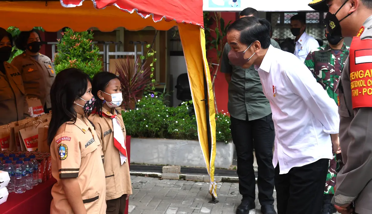 Presiden Joko Widodo meninjau langsung vaksinasi Covid-19 bagi anak-anak usia 6-11 tahun yang digelar di Kompleks SDN Cideng, Gambir, Jakarta, Rabu (15/12/2021). Vaksinasi bagi anak usia 6-11 tahun akan menyasar sekitar 26,5 juta anak di seluruh Indonesia. (Foto: Lukas-Biro Pers Sekretariat Presiden