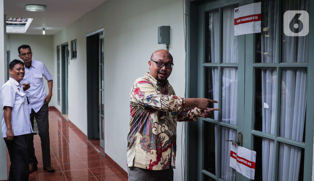 Komisioner KPU, Ilham Saputra menunjukkan ruang kerja salah satu komisioner KPU Wahyu Setiawan yang disegel KPK usai penggeledahan di Kantor KPU sementara, Jakarta, Kamis (9/1/2020).  Penggeledahan dan penyegelan terkait OTT KPK terhadap Wahyu pada 8 Januari kemarin. (Liputan6.com/Faizal Fanani)