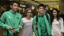 Pemain Timnas Indonesia U-19, Egy Maulana Vikri dan Samuel Christianson, tiba di Bandara Soetta, Tangerang, Rabu (20/9/2017). Timnas U-19 kembali ke tanah air setelah berhasil meraih peringkat ketiga Piala AFF U-18. (Bola.com/Vitalis Yogi Trisna)