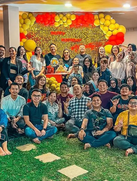 Tampak kekasih Azriel pun, Sarah Menzel pun hadir dengan gaya kasual mengenakan t shirt putih dan celana denim. [@ashanty_ash]