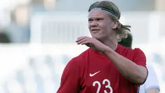 Erling Haaland - Penyerang ganas Borussia Dortmund ini dipastikan akan absen di Piala Dunia 2022. Norwegia harus rela kehilangan tiket mentas di Qatar usai takluk 0-2 dari Belanda di laga penentuan. (AFP/Jorge Guerrero)
