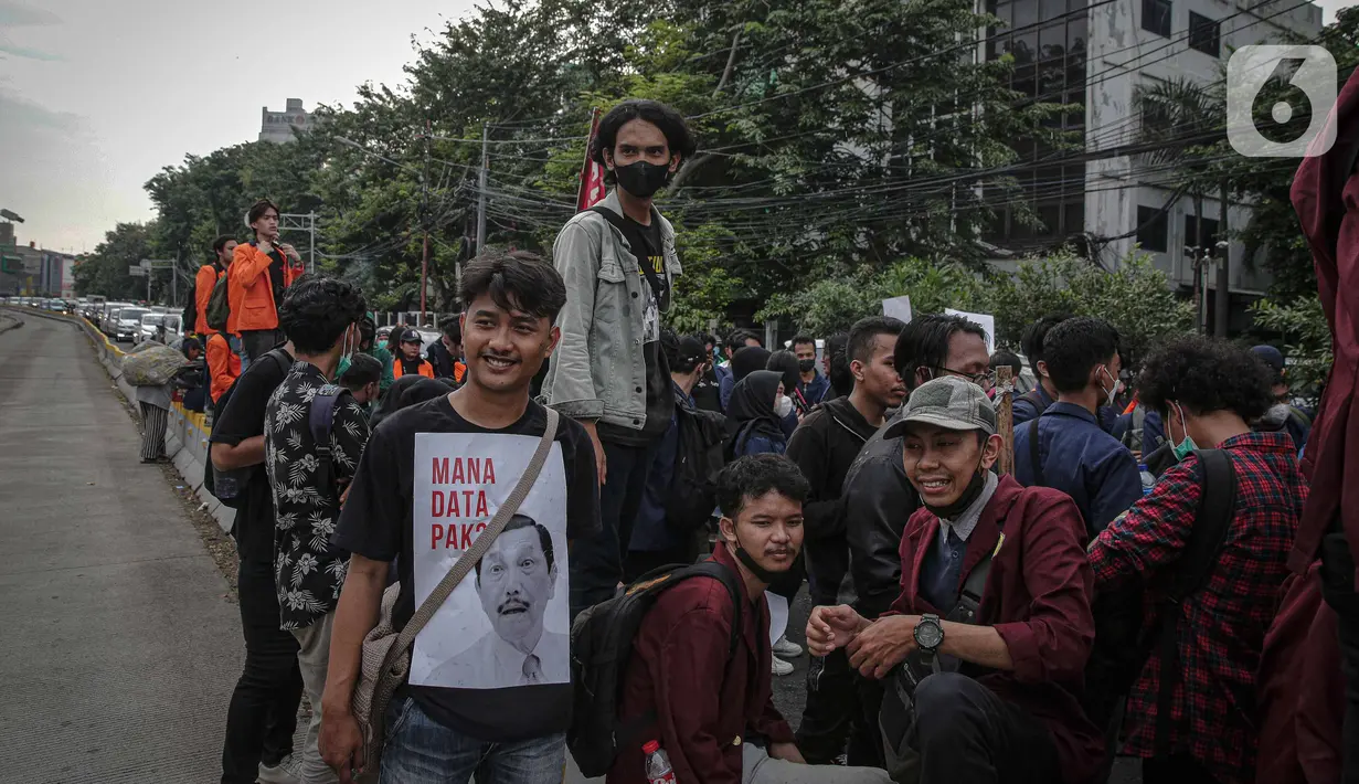 Massa aksi yang tergabung dalam beberapa Badan Eksekutif Mahasiswa akan menggelar unjuk rasa di kawasan Harmoni, Jakarta, Jumat (1/4/2022). Dalam aksinya mereka meminta untuk batalkan wacana perpanjangan masa jabatan presiden serta dibatalkannya wacana penundaan pemilu. (Liputan6.com/Faizal Fanani)