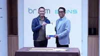 Penandatanganan MoU yang dilakukan oleh CEO BRINS, Fankar Umran dan Pandu Adi Laras, CEO dari BROOM.ID pada 24 November 2021.