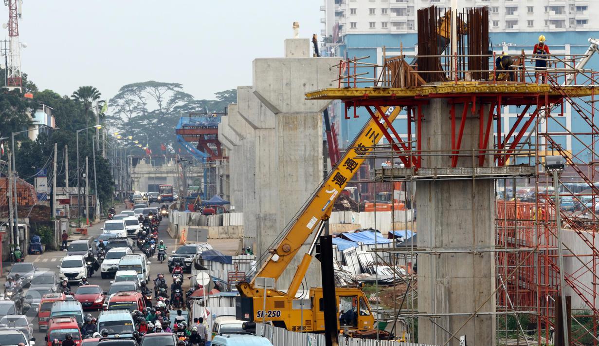 Kendaraan melintas di dekat proyek pembangunan MRT di kawasan Lebak Bulus, Jakarta, Sabtu (15/10). Presiden Jokowi mengatakan proyek pembangunan MRT rute Lebak Bulus-Bundaran HI diperkirakan selesai pada tahun 2019 mendatang. (Liputan6.com/Helmi Afandi)