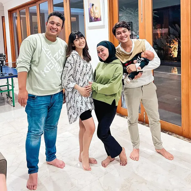 5 Potret Adiezty Fersa Istri Gilang Dirga saat Pamer Baby Bump, Penuh Bahagia