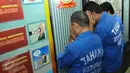 Tersangka sindikat narkotika Internasional dihadirkan saat rilis di kantor Dirtipid Narkoba Bareskrim Polri, Jakarta, (18/3). Polisi berhasil ungkap sindikat narkotika jaringan Malaysia-Indonesia dengan barang bukti 11kg shabu. (Liputan6.com/Yoppy Renato)