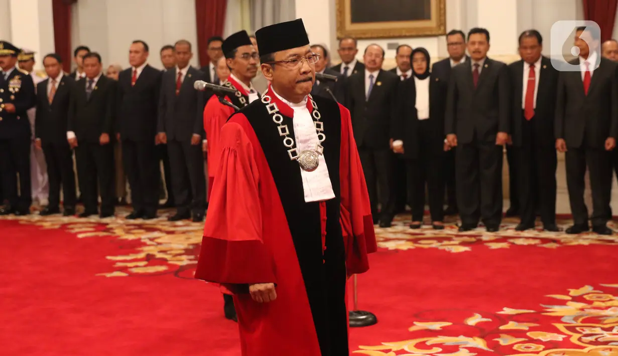 Hakim Mahkamah Konstitusi, Suhartoyo dan Daniel Yusmic Pancastaki saat pengucapan sumpah jabatan di Istana Negara, Jakarta, Selasa (7/1/2020). Presiden Joko Widodo (Jokowi) melantik Suhartoyo dan Daniel Yusmic Pancastaki Foekh sebagai Hakim Konstitusi periode 2020-2025. (Liputan6.com/Angga Yuniar)