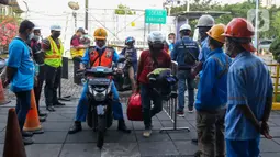 Petugas menaikkan motor milik penumpang Kapal KM Dobonsolo tujuan Semarang melakukan registrasi ulang di Pelabuhan Indonesia 2, Tanjung Priok, Jakarta Utara, Selasa, (26/42022). PT Pelayaran Nasional Indonesia atau PT PELNI (Persero) memprediksi penumpang kapal pada musim mudik 2022 ini bisa menembus 417.676 orang selama periode H-15 hingga H+15 Lebaran. (Liputan6.com/Herman Zakharia)