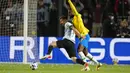 Pemain Argentina Lionel Messi (kiri) berebut bola dengan pemain Brasil Gerson pada pertandingan sepak bola kualifikasi Piala Dunia 2022 di Stadion Bicentenario, San Juan, Argentina, 16 November 2021. Pertandingan berakhir dengan skor 0-0. (AP Photo/Natacha Pisarenko)