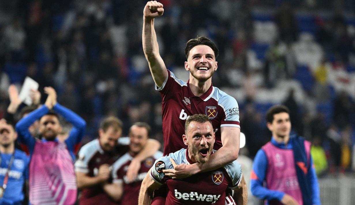 West Ham berhasil menang telak di markas Olympique Lyon pada babak perempat final Liga Europa 2021/22 di Parc Olympique Lyonnais, Jumat (15/4/2022) dini hari WIB. (AFP/Jeff Pachoud)