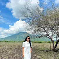 Baru-baru ini, Titi Kamal liburan di Banyuwangi. Gaya fashionnya pun mencuri perhatian.