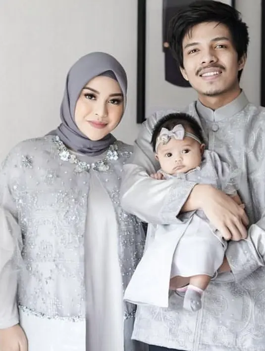 <p>Brokat juga bisa dijadikan luaran model cape dress seperti Aurel Hermansyah ini. Tampil lebih elegan dengan warna silver dan terlalu dipenuhi brokat. @aurelie.hermansyah</p>