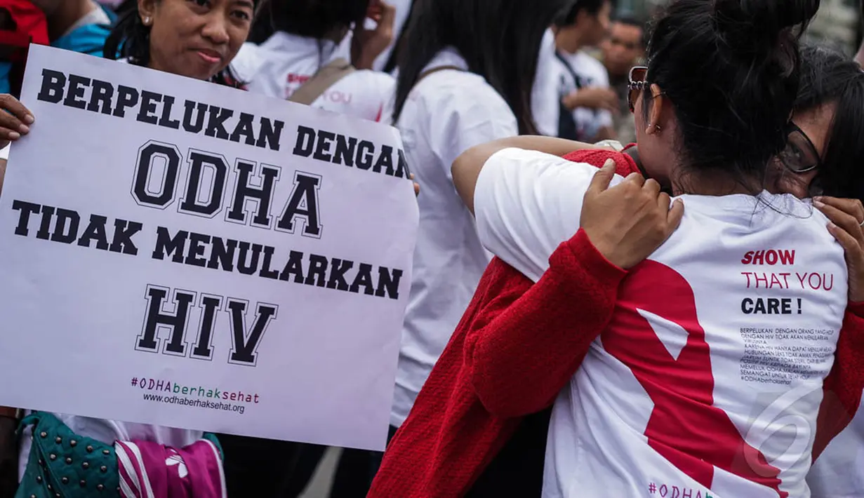 Sejumlah aktivis menggelar aksi damai bertema “Ayo Peluk ODHA” di Bundaran HI, Jakarta, Minggu (28/12/2014). (Liputan6.com/Faizal Fanani)
