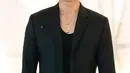 Di event ini, Mingyu juga tampil serba hitam. Ia memilih setelan jas dan celana panjang hitam, dengan inner yang juga berwarna hitam. Mingyu tampak menambahkan beberapa aksesori berupa kalung, cincin, dan jam tangan BVLGARI untuk menyempurnakan keseluruhan penampilannya. [Foto: Instagram/mingyu.9]