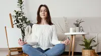 Ilustrasi sorang wanita sedang melakukan terapi mindfulness (freepik).