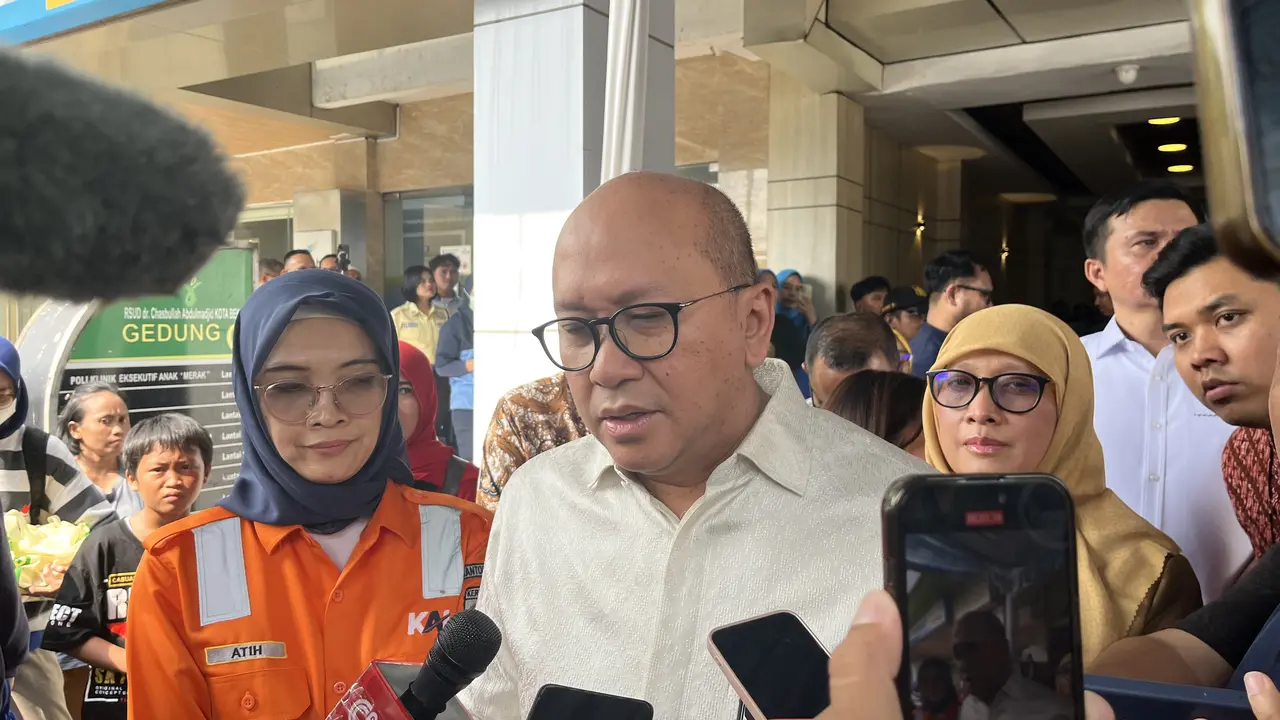 Kepala Badan Pengelola Investasi (BPI) Danantara, Rosan Roeslani saat menyambangi RSUD Kota Bekasi, memjenguk konsisi korban kecelakaan kereta api di Bekasi Timur. (Liputan6/Winda Nelfira)