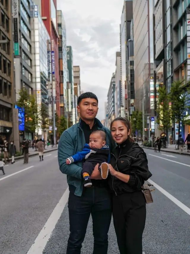 6 Gaya Nikita Willy dan Indra Priawan Liburan di Jepang, Tetap Stylish Sambil Momong Baby Izz