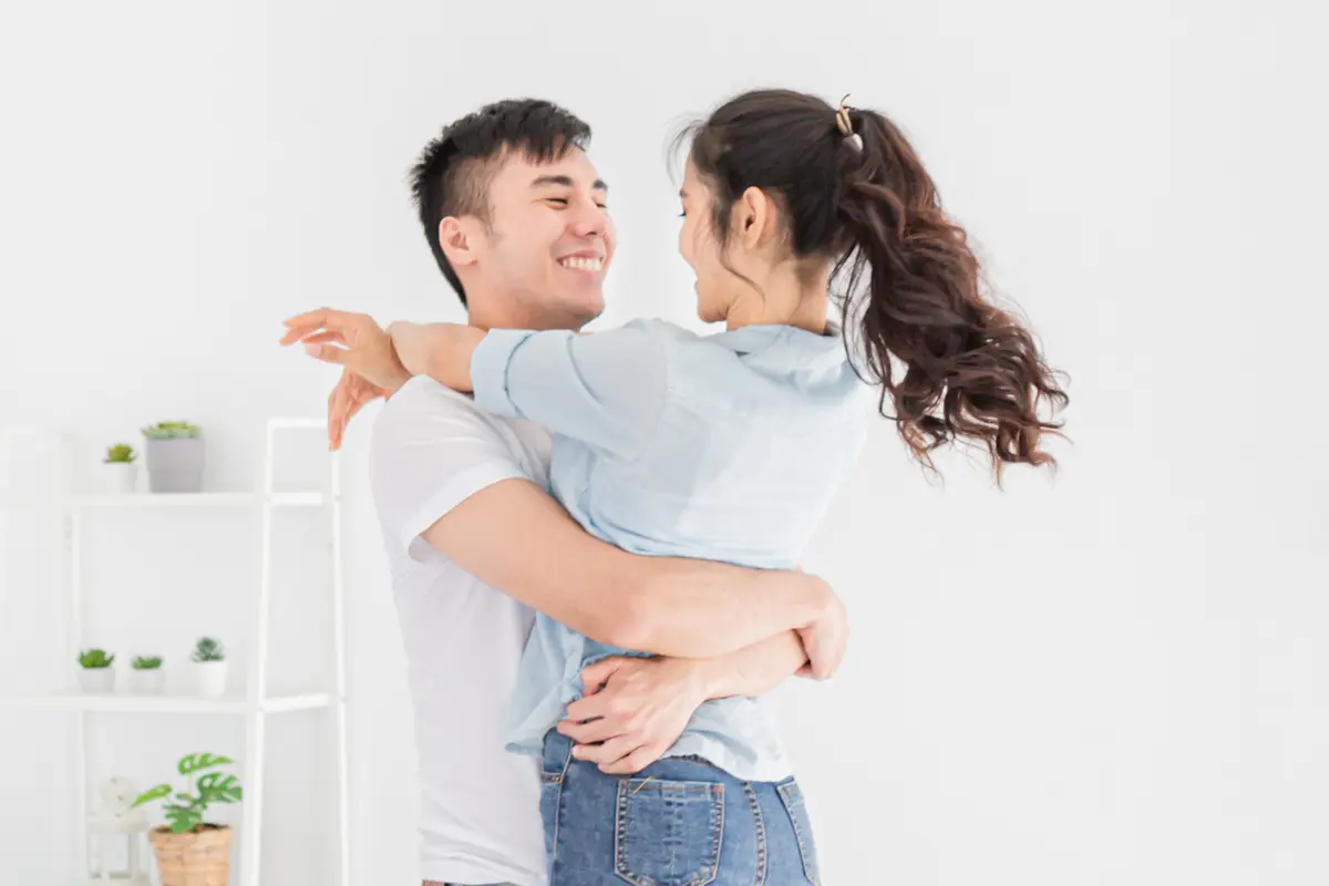 perempuan dan pasangan 9 juni peluk