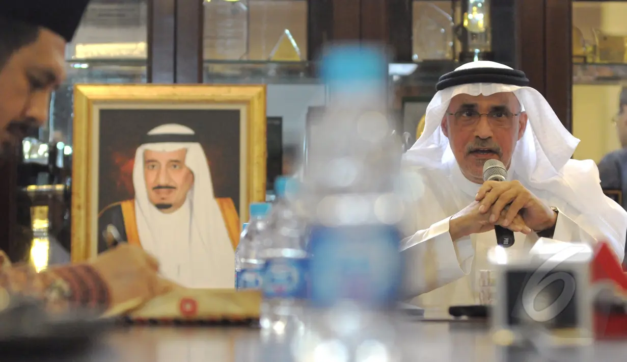 Mustafa Bin Ibrahim Al-Mubarak saat menjawab pertanyaan dalam jumpa persnya terkait serangan Arab Saudi terhadap milisi Houthi di Yaman, di Kediaman Dubes Saudi Arabia, Jakarta, Sabtu (11/04/2015).(Liputan6.com/Andrian M Tunay)