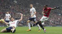 Pemain Manchester United, Anthony Martial (kanan) mencetak satu-satunya gol untuk kemenangan timnya atas Tottenham Hotspur pada lanjutan Premier League di Old Trafford, Manchester, (28/10/2017). MU menang 1-0. (Martin Rickett/PA via AP)