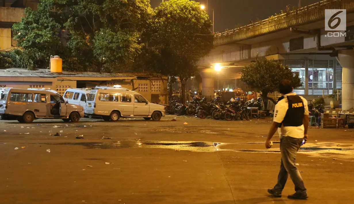 Polisi menjaga lokasi ledakan kedua di dekat toilet umum di Terminal Kampung Melayu, Jakarta, Rabu (24/5). (Liputan6.com/Angga Yuniar)
