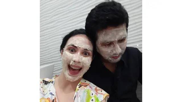 7 Potret Kebersamaan Arumi Bachsin dan Emil Dardak, Kompak Banget