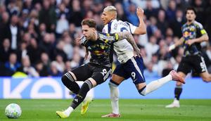 Pemain Leeds United, Joe Rodon (kiri), menghalani Richarlison dari Tottenham Hotspur dalam perebutan bola yang terjadi di pertandingan pekan ke-36 Premier League 2025/2026 di Tottenham Hotspur Stadium, Selasa (12/5/2026) dini hari WIB. (John Walton/PA via AP)
