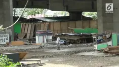 Bahkan, ada bangunan liar yang kabarnya berubah menjadi klub malam.