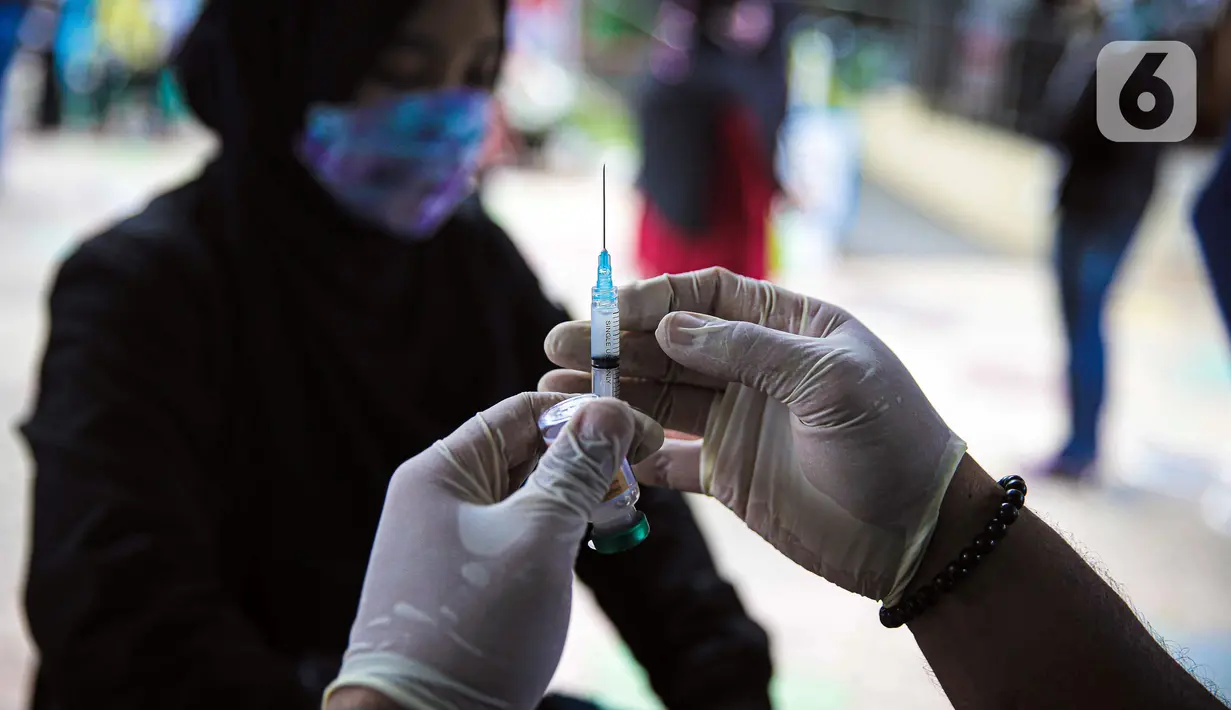 Paramedis Puskeswan DKP3 Jakarta Selatan menyiapkan vaksin antirabies untuk disuntikkan kepada hewan peliharaan saat pelaksanaan vaksinasi secara gratis di kawasan Tebet, Jakarta, Selasa (16/11/2021). Vaksinasi juga dilakukan agar Provinsi DKI Jakarta bebas rabies. (Liputan6.com/Faizal Fanani)